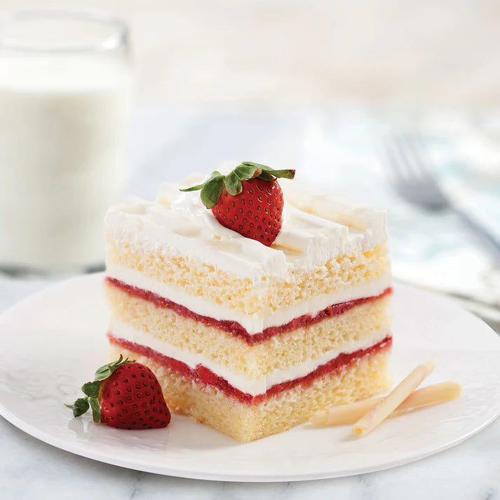 Dreamin’ of Strawberries Gluten-Free White Chocolate Shortcake - 64 Oz