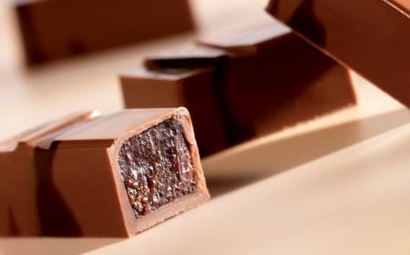 Callebaut - 823NV-595 Milk Chocolate Callets 33.6% - 2 x 10 Kg - Bulk Mart